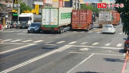 貨櫃車不當變換車道意外！騎上分隔島幸無人傷 🚧