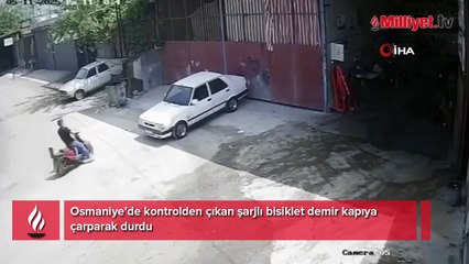 Kontrolden çıkan şarjlı bisiklet demir kapıya çarparak durdu