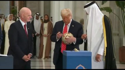 Trump firma il pallone dei Mondiali con l'emiro del Qatar e Infantino