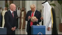 Trump firma il pallone dei Mondiali con l'emiro del Qatar e Infantino
