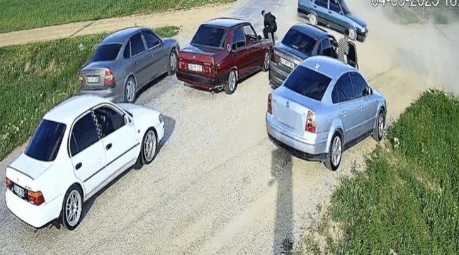 Drift atıp, yolu kapatarak tabancayla ateş açtılar; o anlar kamerada