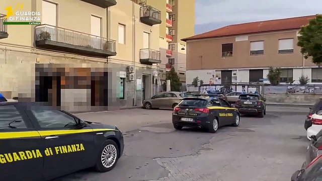 Dipendenti di un supermercato di Catania «pagati 1,6 euro l'ora», scattano due arresti