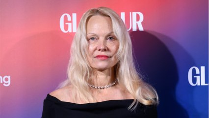 GALA VIDEO - Pamela Anderson maman fière de ses deux fils en couple : “J’adore mes futures belles-filles”