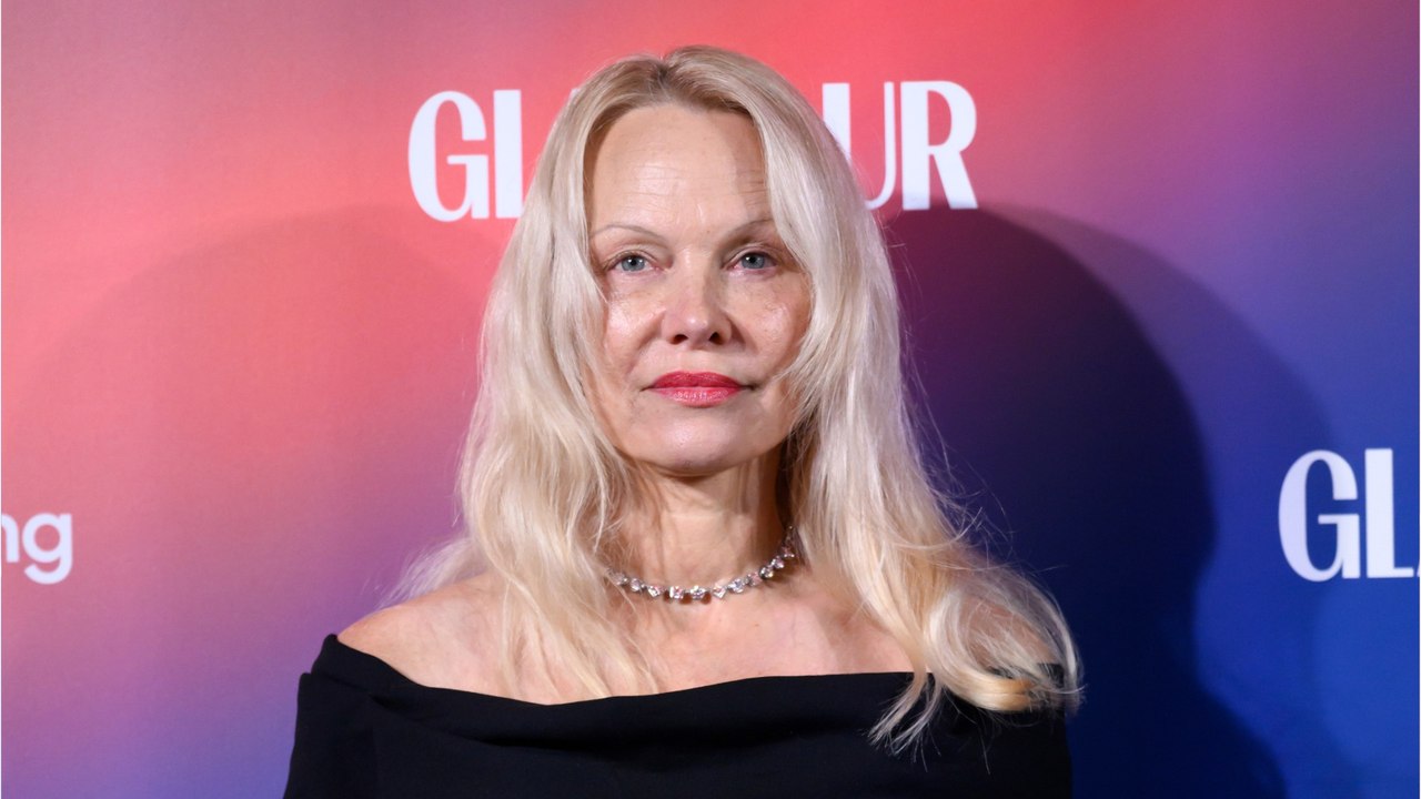 GALA VIDEO - Pamela Anderson maman fière de ses deux fils en couple : “J’adore mes futures belles-filles”