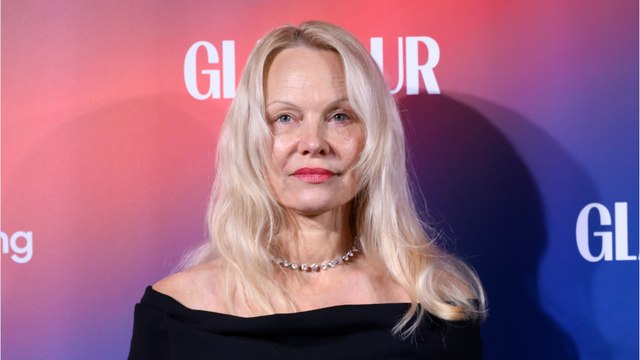 GALA VIDEO - Pamela Anderson maman fière de ses deux fils en couple : “J’adore mes futures belles-filles”