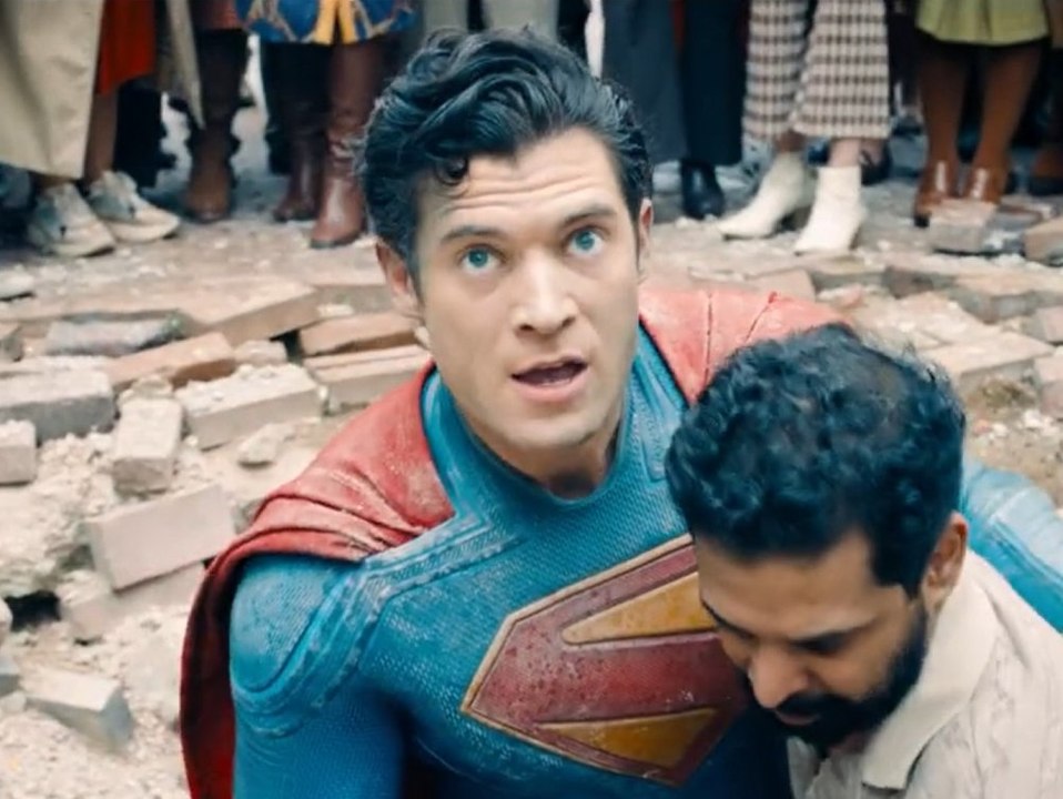 "superman": actionreicher trailer leitet neue dc-Ära ein