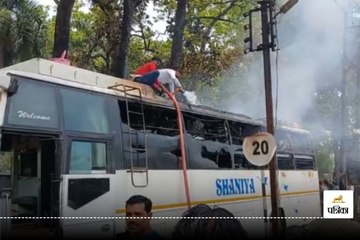 खड़ी दो बसें जलकर राख