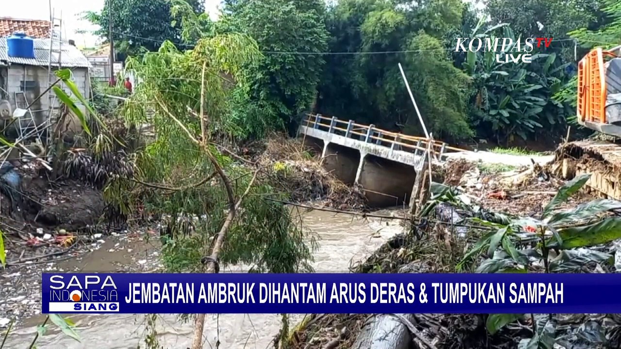 Potret Jembatan Ambruk di Bekasi akibat Arus Deras & Tumpukan Sampah
