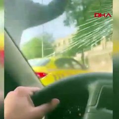 Fatih'te taksici dehşeti! Önünü kestiği aracın camını kırdı!