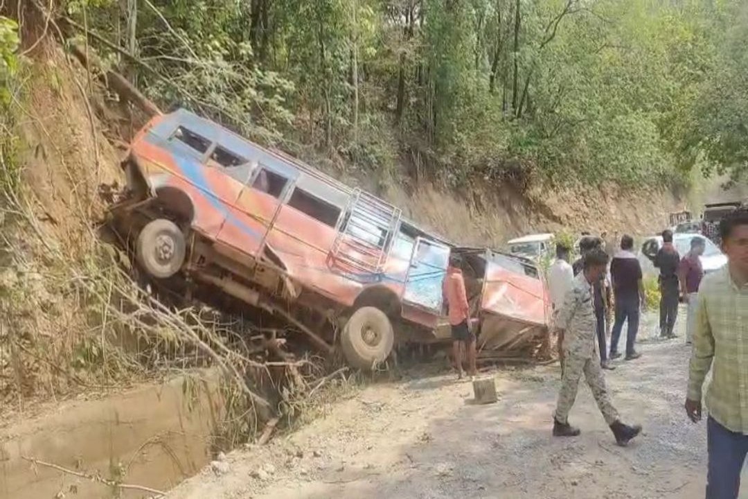 Bus accident: Video: बारातियों से भरी बस पहाड़ से पलटी, मची चीख-पुकार, 2 दर्जन लोग घायल
