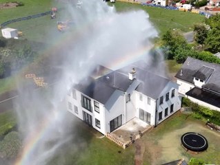 Leitung geplatzt: Riesige Wasserfontäne flutet Wohngebiet