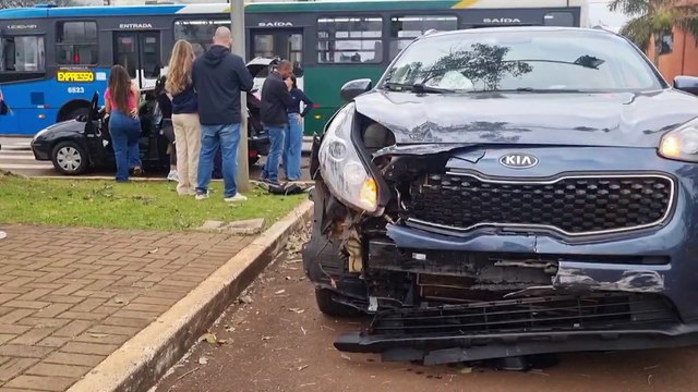 Forte colisão entre Focus e Sportage é registrada em cruzamento com semáforo em Cascavel
