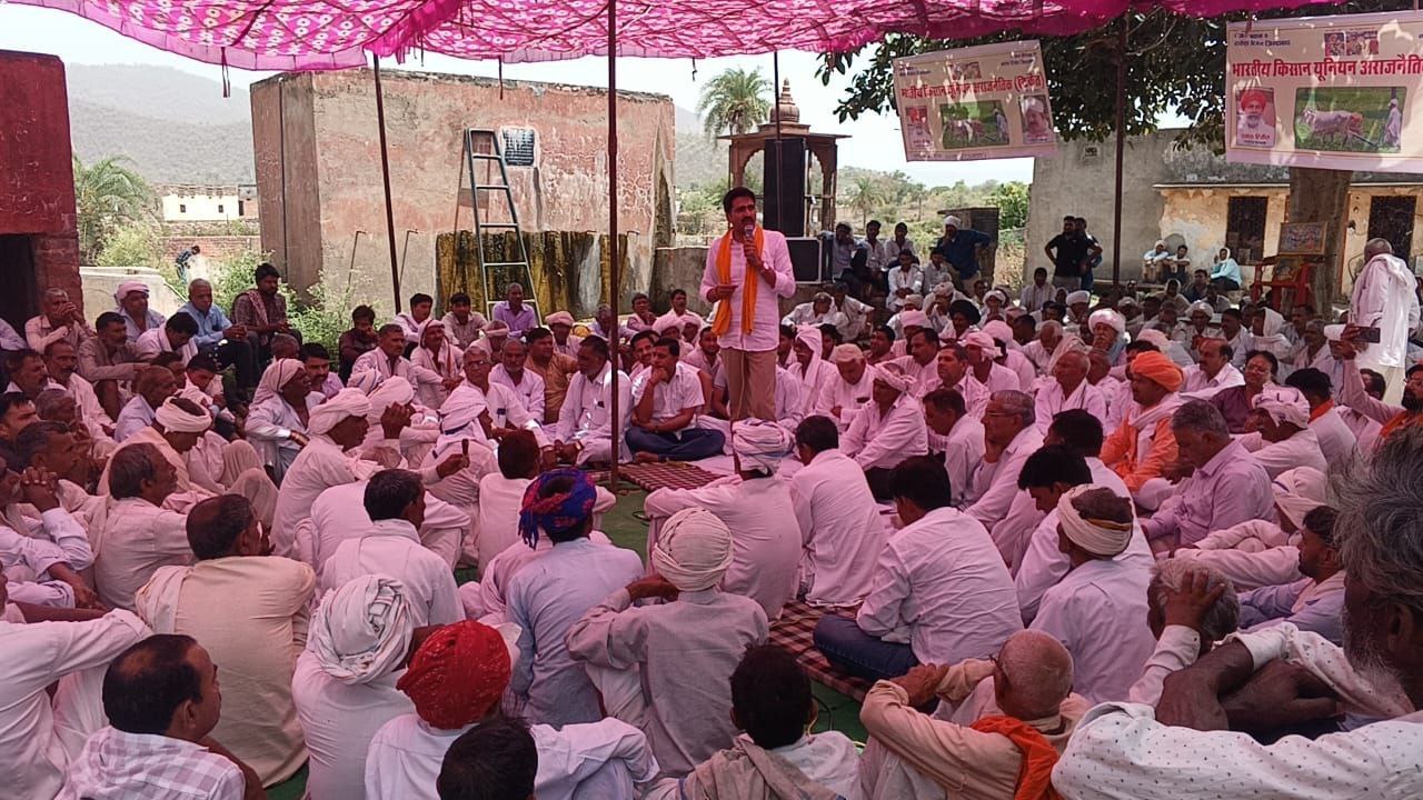 एलिवेटेड रोड का रूट बदलने के विरोध में ग्रामीण की सभा, जताया विरोध