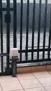 VÍDEO: Buraco ‘gigante’ se abre e alagamentos são registrados em Brotas após fortes chuvas em Salvador