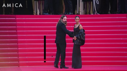 Sul red carpet con bomber e abito da sera: il look di tendenza di Zoe Saldaña si aggiudica il look più cool di Cannes (fin ora)