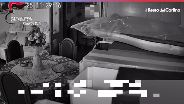Anziana in lacrime al telefono con i truffatori: il video