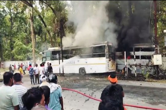 Fire in 2 bus: कचरे के ढेर में लगी आग से 2 बसें जल कर खाक, फायरब्रिगेेड की टीम ने पाया काबू, देखें वीडियो