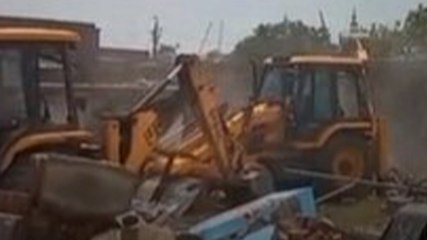 महराजगंज में 57 साल पुराने मदरसे पर बुलडोजर एक्शन