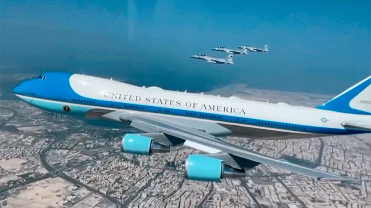 Video: F-15QA-gevechtsvliegtuigen uit Qatar escorteren Air Force One bij aankomst van Trump