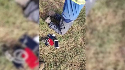 Apenados são flagrados com maconha e celulares