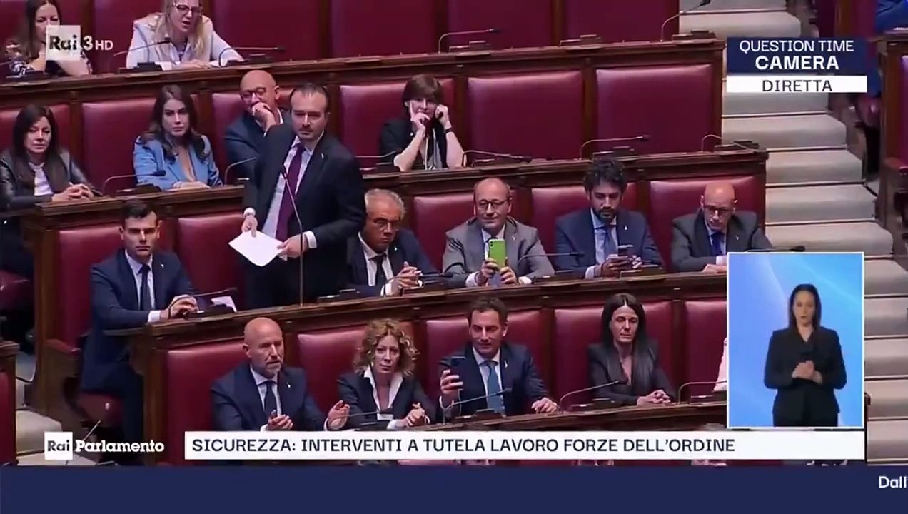 Meloni'yi eleştiren hayalet kostümlü vekil yaka paça meclisten çıkartıldı