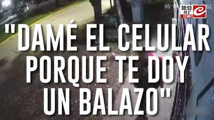 Violento robo a joven en la puerta de un kiosco queda registrado en video