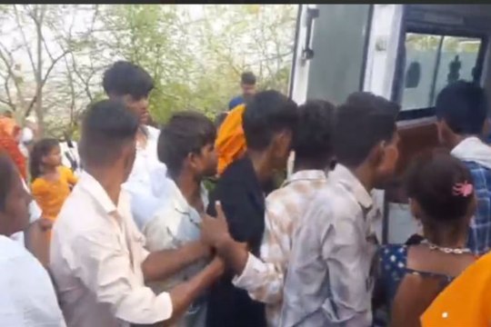 प्रदेश के आबूरोड पर लोडिंग वाहन का ब्रेक फेल... मची चीख -पुकार, 22 घायल