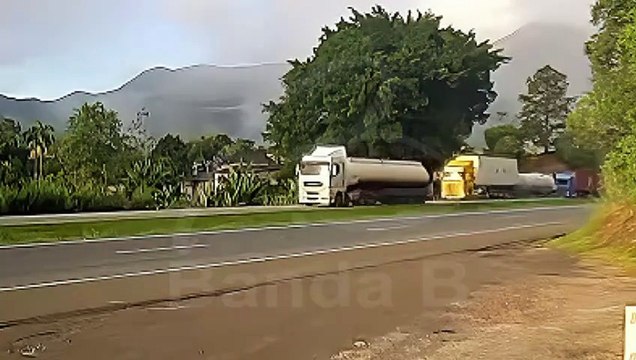 Batida entre três caminhões deixa motoristas feridos e interdita BR-277