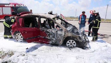 Aksaray'da yanan otomobil hurdaya döndü