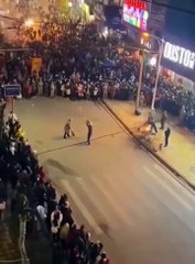 Ce feu d'artifice est plutot risqué... ça brûle un peu