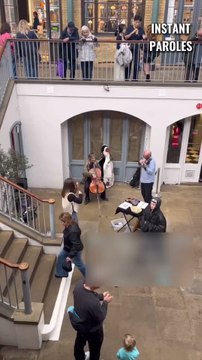 Ce petit garçon rejoint ces musiciens en plein milieu de la rue