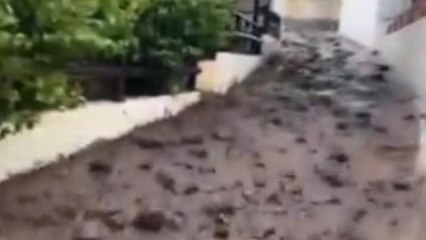 Stromboli inondata dal fango: il video della colata di melma e detriti che come un fiume invade le strade