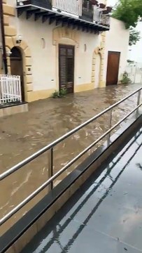 Bomba d'acqua a Casteldaccia, strade come fiumi