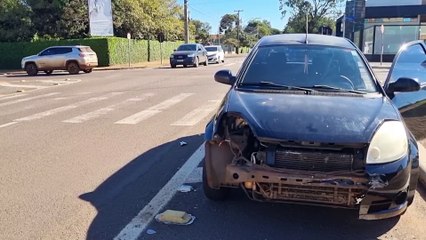 Ford Ka e caminhão colidem em cruzamento no Centro de Cascavel