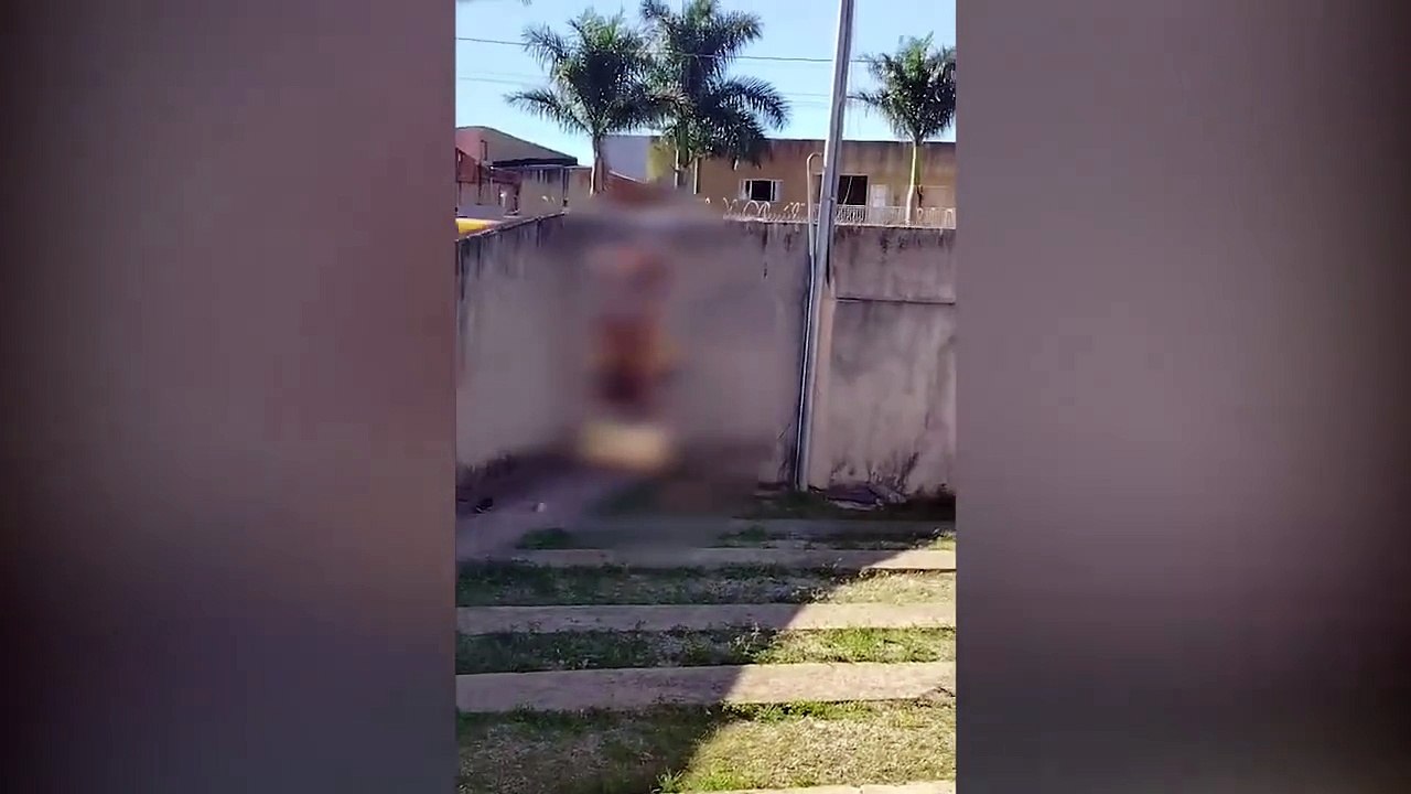 Jovem tenta invadir casa da ex, fica pendurado, perde as calças e a dignidade