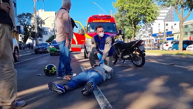 Homem fica ferido em colisão entre carro e moto na Avenida Brasil em Cascavel