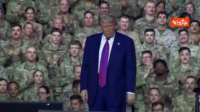 Trump alla base militare Usa del Qatar balla sulle note di Ymca