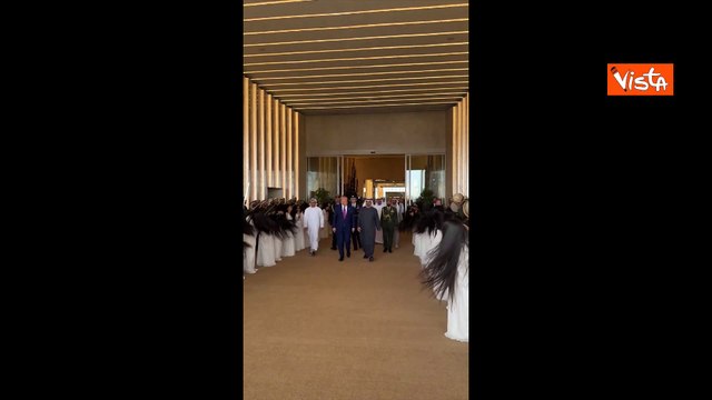 Trump accolto dalla “danza dei capelli” ad Abu Dhabi, negli Emirati Arabi