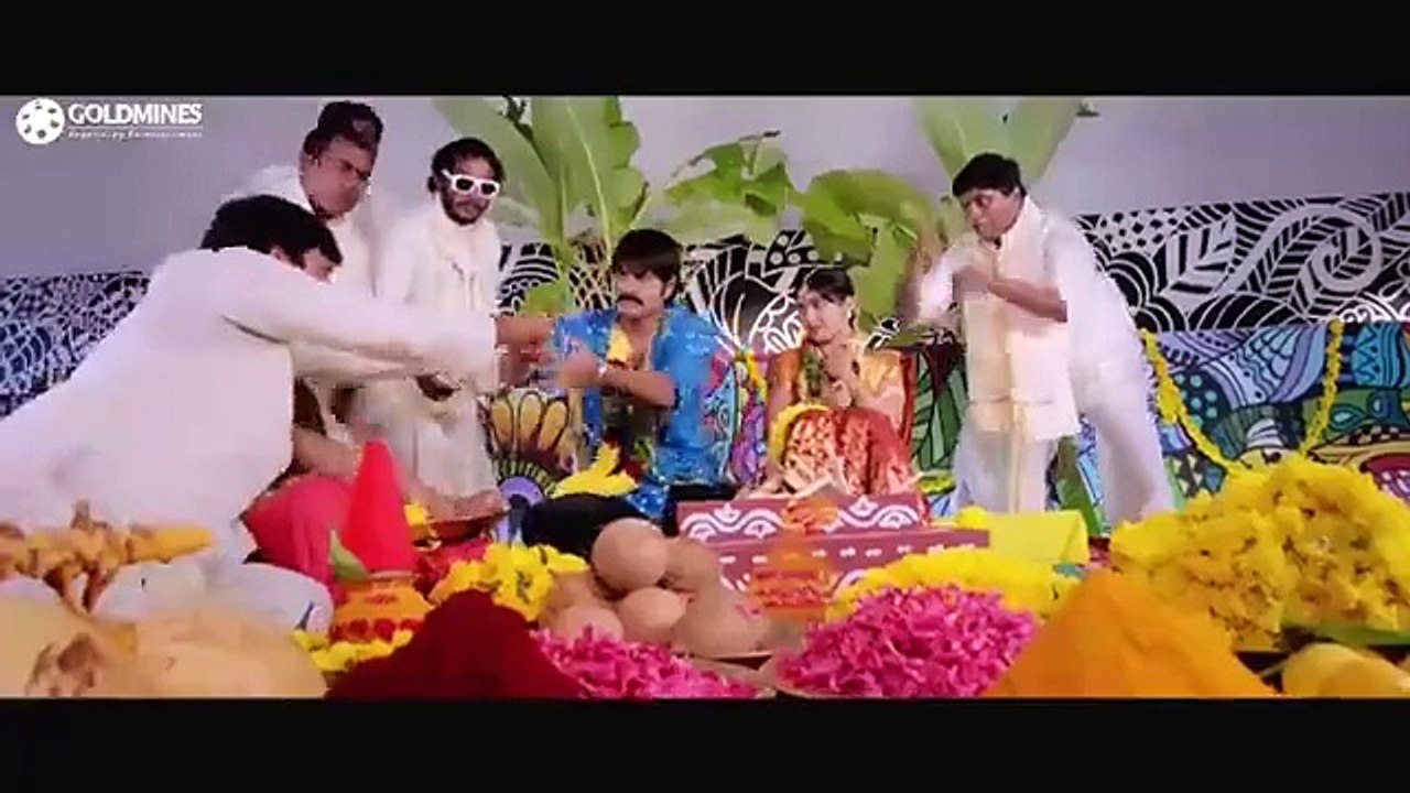 देखिये हीरो के फ़ोन में ऐसा क्या था जो हीरोइन हीरो के कमरे में फ़ोन चोरी करने गयी