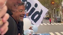 Cierre de campaña porteña: El divertido cruce en plena vía pública de la caravana de Caruso Lombardi con Santoro
