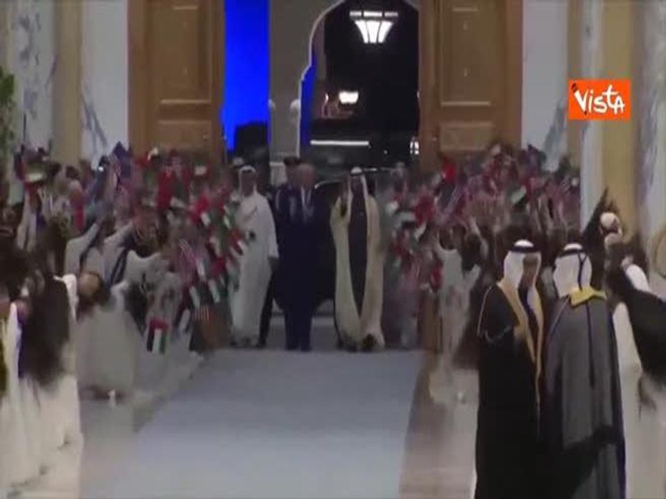 Trump accolto da suono dei tamburi e "danza dei capelli" al suo arrivo ad Abu Dhabi