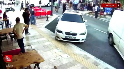 Antalya'da ters yönden çıkan midibüs ile motosiklet çarpıştı