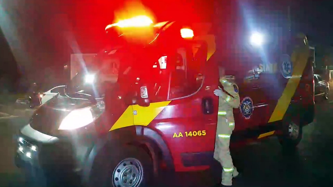 Acidente entre carro e moto na Avenida Brasil deixa jovem ferido