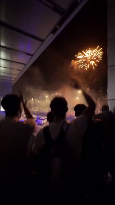 "Un día de partit", los jugadores del Barça se funden con los culés en la celebración del título de Liga