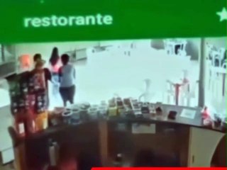 Mulher esfaqueada pede socorro, dentro de universidade, em Arapiraca