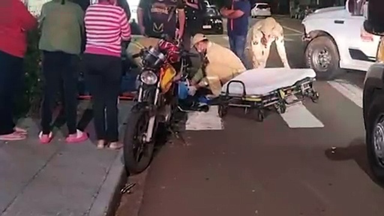 Homem fica ferido em batida entre moto e caminhonete na Rua Manaus