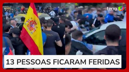 Carro avança sobre multidão, atropela torcedores e deixa feridos antes de jogo do Barcelona
