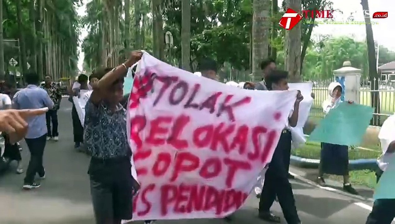 Puluhan Siswa Dan Wali Murid Mengelar Aksi Unjuk Rasa Di Kantor Bupati Deli Serdang.