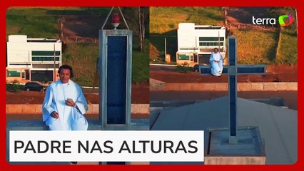 Padre sobe em cruz de 30 metros para convidar fiéis para festa no Paraná
