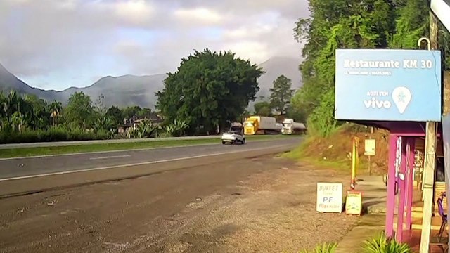 Acidente com três caminhões bloqueia BR-277 no litoral do Paraná